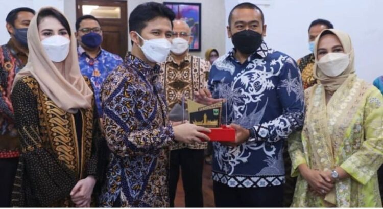 Pemerintah Provinsi Sumatera Barat berupaya memperluas pasar bagi UMKM di daerah itu salah satunya dengan memasukkannya ke dalam e-katalog sehingga seluruh OPD bisa berbelanja produk lokal sesuai aturan.
