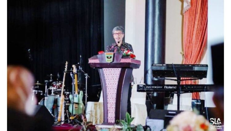 BERIKAN BANTUAN-Perwakilan Menara Agung memberikan bantuan paket kesehatan kepada tenaga kesehatan di Puskesmas Air Tawar, disela kegiatan Honda BeAT Day Satu Hati Kita Peduli.