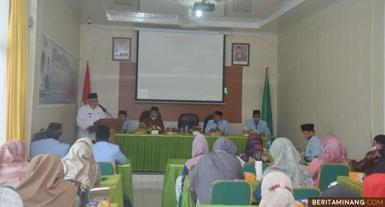 BUKA--Wawako Sawahlunto Zohirin Sayuti saat memberikan pandangannya terhadap pendidikan sumberdaya manusia (SDM)  di Kamenag Sawahlunto.