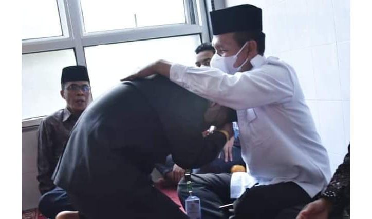 MOTIVASI— Wali Kota Pariaman H Genius Umar  saat motivasi kafilahnya yang sukses menjadi juara umum tiga tingkat Sumbar.