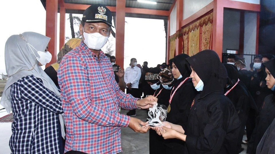 foto wako serahkan hadiah