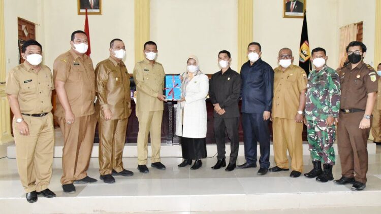 SERAHKAN RAPBD— Wali Kota Pariaman Genius Umar serahkan RAPBD 2022 kepada Ketua DPRD Kota Pariaman.