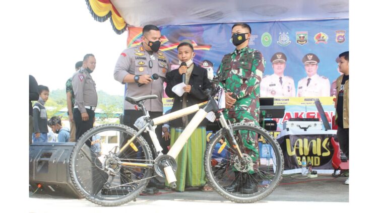 SERAHKAN—Kapolres Sijunjung, AKBP Muhammad Ikhwan Lazuardi, Dandim 0310/SS Letkol inf Endik Hendrasandi dan Kajari Efendri Eka Saputra, SH. MH memberikan doorprize kepada pemenang undian bagi masyarakat yang ikut vaksin.