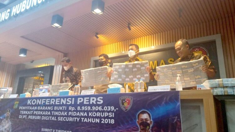 BARANG BUKTI— Jajaran Polda Metro Jaya menunjukkan barang bukti, Jumat (26/11) atas kasus dugaan korupsi di salah satu anak perusahaan BUMN, PT Peruri Digital Security (PDS).