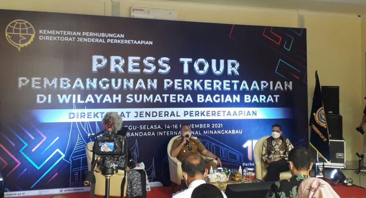 DJKA Buka Jalur Naras-Sungai Limau 1 PAPARAN— Wagub Sumbar Audy Joinaldi bersama Sekretaris DJKA Zulmafendi saat memberikan pemaparan dalam press tour terkait pembangunan perkeretaapian di wilayah Sumatera Bagian Barat, Senin (15/11), di Stasiun BIM Pariaman.