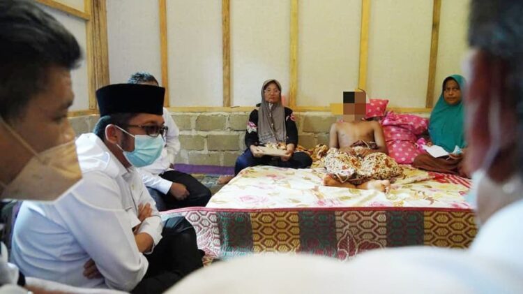 BEZUK KORBAN PENUSUKAN— Wali Kota Padang Hendri Septa membezuk IAF, siswa MTsN 7, yang menjadi korban penusukan di Bungus Teluk Kabung, Rabu (24/11).