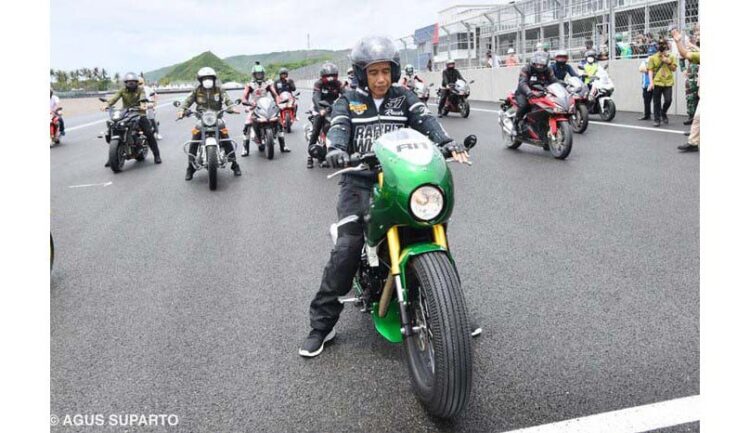 PERESMIAN— Presiden Jokowi menjajal Sirkuit Internasional Mandalika di Lombok Tengah, NTB, usai peresmian, Jumat (12/11).