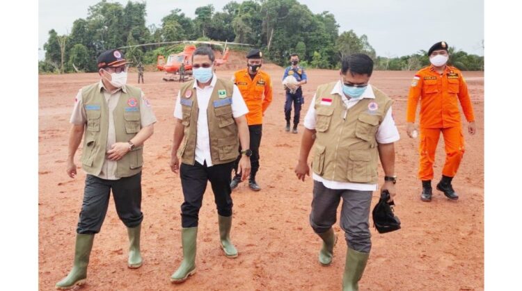 meninjau— Kalaksa BPBD Provinsi Sumbar, Erman Rahman (Tengah) bersama Sekretaris Utama BNPB, Harmensyah (Kiri) dan Direktur Dukungan Infrastruktur Darurat, Budi Erwanto (Kanan) saat meninjau Kabupaten Kepulauan Mentawai, beberapa waktu lalu.