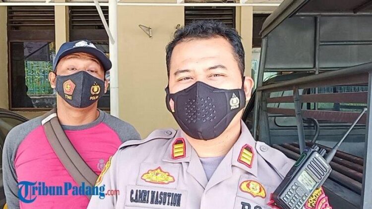 Adu Kambing dengan Truk CPO di kawasan Bukit Lampu, Sopir Suzuki APV dan Penumpang Terjepit 1 Kapolsek Lubuk Begalung, AKP Chairul Amri.