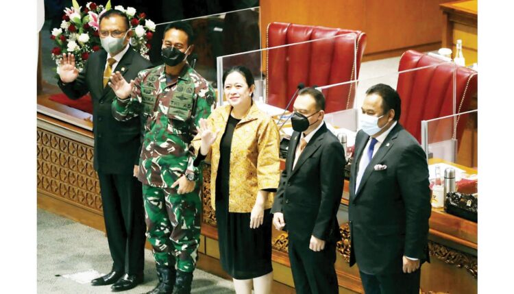 3 PR Utama Harus Dituntaskan Jenderal Andika 1 FOTO BERSAMA— Calon Panglima TNI Jenderal Andika Perkasa (berbaju loreng) berfoto bersama pimpinan DPR seusai rapat paripurna di Kompleks Parlemen, Senayan, Jakarta, Senin (8/11). DPR telah menyetujui usul Presiden Joko Widodo (Jokowi) tentang penunjukan Jenderal Andik sebagai Panglima TNI pengganti Marsekal Hadi Tjahjanto yang segera memasuki masa pensiun.