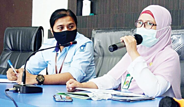 Peringatan Hari Patologi Internasional, Ada Pemeriksaan Deteksi Kanker Serviks di RSUD Rasyidin 1 KETERANGAN PERS— Direktur RSUD dr Rasyidin, dr Herlin Sridiani, memberikan keterangan pers terkait pemeriksaan Pap Smear gratis atau mendeteksi kanker leher rahim (serviks) pada wanita, Kamis (11/11) di Balaikota Padang.