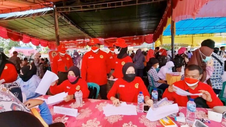 SAKSIKAN—Kepala BIN daerah Sumbar Hendra saat menyaksikan vaksinasi bagi para nelayan di Nagari Pilubang, Kecamatan Sungai Limau, Kabupaten Padang Pariaman, Kamis (18/11).