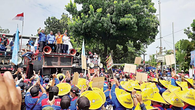 ORASI— Ketua Konfederasi Serikat Pekerja Indonesia-KSPI Said Iiqbal menyampaikan orasi dihadapan peserta unjuk rasa, beberapa waktu lalu.