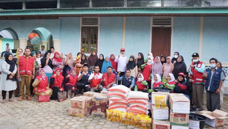 SERAHKAN BANTUAN— Palang Merah Indonesia (PMI) Kabupaten Pasaman Barat (Pasbar), serahkan bantuan untuk korban bencana banjir dan longsor.