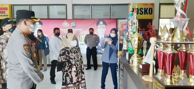 TINGKATKAN PELAYANAN PUBLIK— Deputi Bidang Pelayanan Publik  Prof.Dr.Diah Natalisa, MBA melihat penghargaan yang pernah diraih Polres Pariaman serta mengecek pelayanan publik, Kamis (4/11).