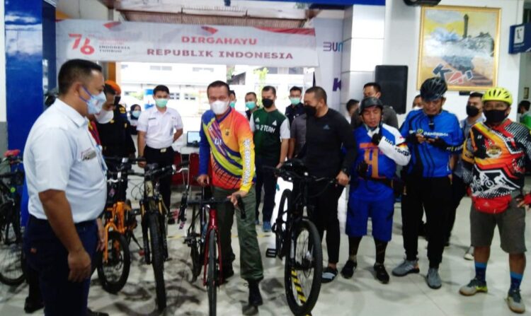 Pertama di Indonesia, PT KAI Divre II Sumbar Hadirkan Kereta Bagasi Sepeda Non Lipat 1 LAUNCHING—Grand Launching kereta bagasi sepeda non lipat yang dilaksanakan langsung oleh Wagub Sumbar, Audy Joinaldy bersama Wali Kota Pariaman, Genius Umar dan Vice President PT KAU Divre II Sumbar, Miming Kuncoro.