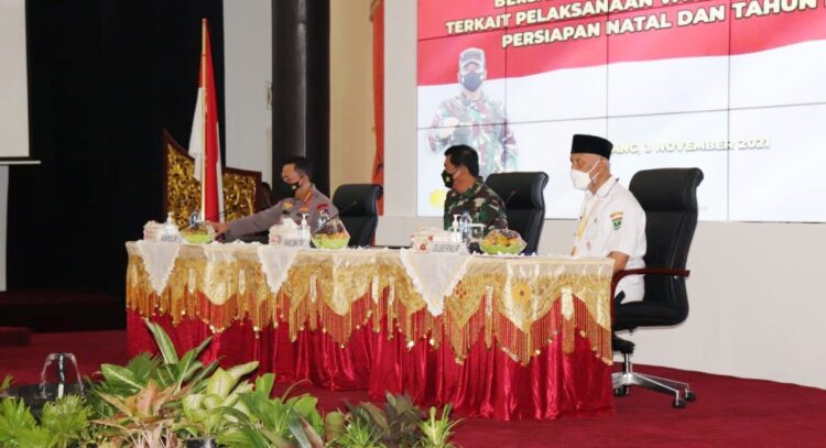 PAPARKAN PROGRAM VAKSINASI— Gubernur Sumbar Mahyeldi di hadapan Panglima dan Kapolri paparkan program vaksinasi di Sumbar.