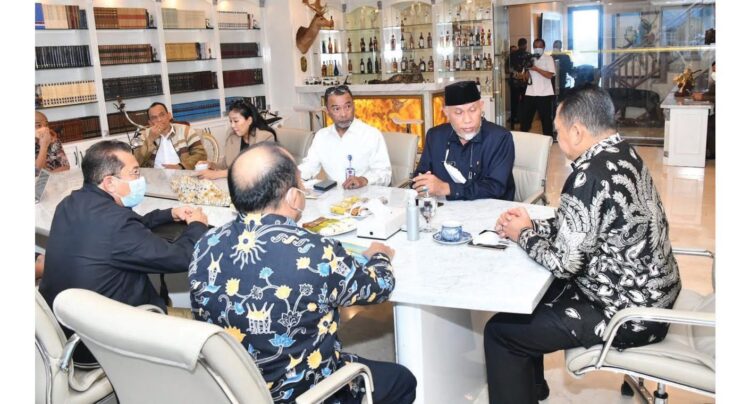 AUDENSI—Gubernur Sumbar Mahyeldi saat diterima beraudiensi oleh Ketua MPR RI Bambang Soesatyo di ruangannya, Selasa (16/11).