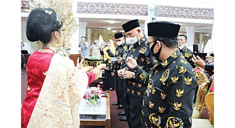 SAMBUT—Gubernur Sumbar Mahyeldi saat menghadiri Deklarasi dan Pelantikan Pengurus Daerah Persatuan Anggota BPD Seluruh Indonesia (PABPDSI) Se- Sumatera Barat Periode 2021-2027 di Padang, kemarin.