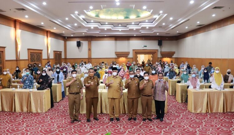 USAI— Gubernur Sumatera Barat Mahyeldi usai acara foto bersama.