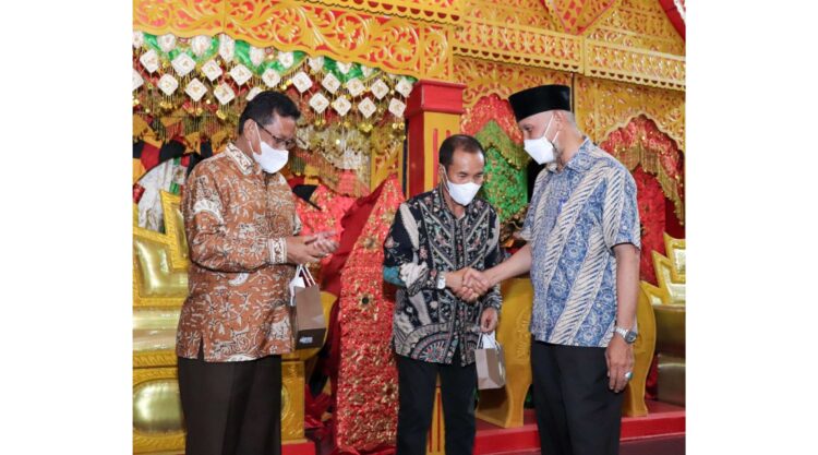 SALAM—Gubernur Sumbar Mahyeldi saat  salaman perpisahan dua pejabat eselon II Pemprov Sumbar.