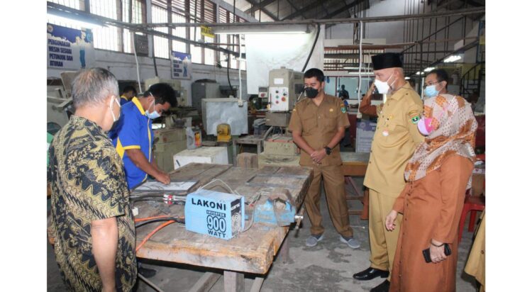 AKTIVITAS SISWA — Gubernur Sumbar, Mahyeldi saat meninjau hasil produk-produk yang dihasilkan siswa SMK N 8 Padang, Senin 
(15/11).