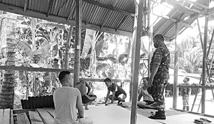 Babinsa Koramil 05/Lubuk Alung Bangun Pos Kamling 1 BERSAMA—Babinsa Koramil 05/Lubuk Alung Kodim 0308/Pariaman Sertu Yumahdi bersama masyarakat membangun Pos Kamling.