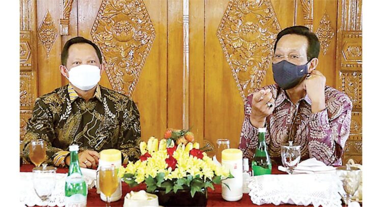 Serangan Umum 1 Maret Bakal Jadi Hari Besar Nasional 1 BERTEMU— Mendagri Tito Karnavian (kiri) bertemu Gubernur DIJ Sri Sultan Hamengku Buwono X di kompleks Kepatihan, Jogjakarta, kemarin (1/11).