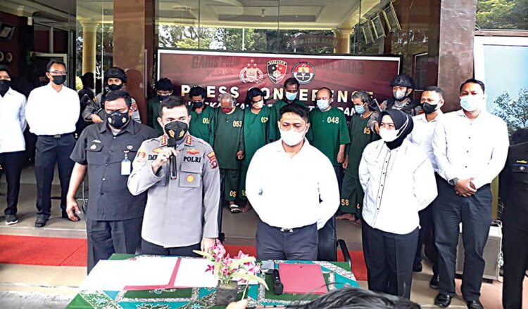 Sepanjang 2021, Ada 85 Kasus Kekerasan Seksual Anak di Padang, Kapolresta Minta Orang Tua Tingkatkan Pengawasan 1 KEKERASAN SEKSUAL— Kapolresta Padang Kombes Pol Imran Amir menghadirkan delapan tersangka kekerasan seksual terhadap anak yang ditangkap selama bulan November 2021 saat jumpa pers, Senin (22/11).