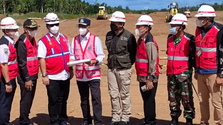 TINJAU—Menhub RI Budi Karya Sumadi bersama Wagub Sumbar, Audy Joinaldy meninjau Bandara Rokot di Kabupaten Kepulauan Mentawai, Desa Matobe, Kecamatan Sipora Selatan kabupaten Kepulauan Mentawai, Sabtu, (20/11).