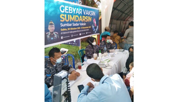 GEBYAR SUMDARSIN — Petugas Kesehatan dari Lantamal II Padang ikut terlibat dalam kegiatan Sumbar Sadar Vaksin (Sumdarsin) di GOR H Agus Salim Padang, Sabtu.