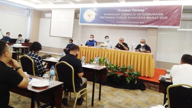 WORKSHOP JURNALIS— Sekretaris Komisi 1 DPRD Provinsi Sumatera Barat (Sumbar) HM Nurnas, Kepala Diskominfotik Sumbar Jasman Rizal saat kegiatan Workshop Jurnalis Keterbukaan Informasi Publik Sumbar menyampaikan materi, Sabtu (27/11) di Padang.