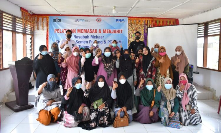 Sinergi PT Semen Padang-PNM,Ratusan Perempuan di 3 Daerah Dilatih Kemandirian 1 IKUTI PELATIHAN— Kelompok ibu-ibu dari Nasabah Mekaar mengikuti pelatihan memasak dan menjahit di BLK Kota Padangpanjang. Kegiatan ini merupakan program sinergitas antara PT Semen Padang dan PNM.