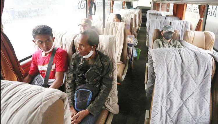 TERAPKAN PROKES— Penumpang bus AKAP terapkan prokes saat menaiki bus.