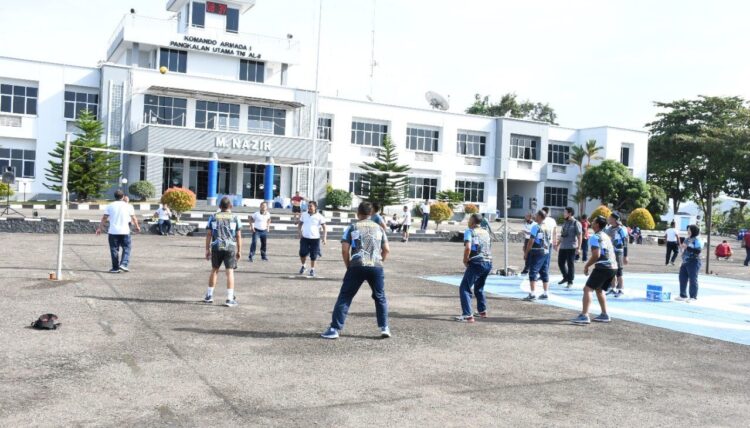Peringati Hari Armada ke -76 di Lantamal II, Digelar Berbagai Iven Olahraga Antar Prajurit 1 ANTAR—Pertandingan Volly Bal antas prajurit matra laut yang berlangsung di Mako Lantamal II Bukik Peti -Peti.