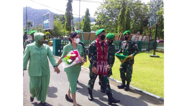 PENYAMBUTAN—Terlihat prosesi penyambutan Dandim 0311/ Pessel Letkol. Inf.Moch Suherli di Markasnya.