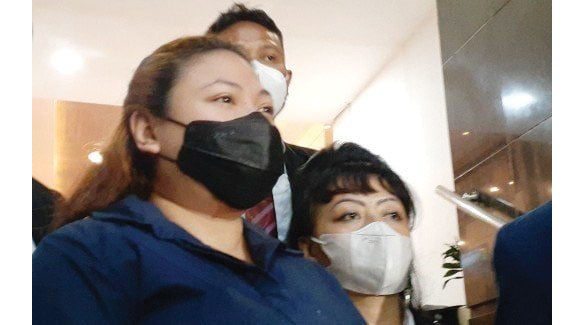 PANGGIL—Putri Nia Daniaty Olivia Nathania saat dipanggil di Polda Metro Jaya.