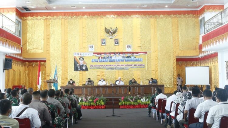 RAKOR— Suasana Rakor Pemkab Pasbar bersama Forum Koordinasi Pimpinan Daerah (Forkopimda), Organisasi Perangkat Daerah (OPD), Camat dan Forkopimca se Pasbar, Wali Nagari, tim vaksinator kecamatan dan stakeholder terkait lainnya menggelar rapat koordinasi percepatan vaksinasi di Kabupaten Pasbar, Rabu (17/11) di Aula Kantor Bupati Pasbar.