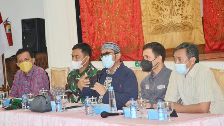 Hari ini, Vaksinasi Gratis di Balaikota Padang, 2 Bulan, Target 100 Ribu Orang Divaksin 1 RAPAT KESEPAKATAN— Wako Hendri Septa memimpin rapat kesepakatan bersama unsur Forkopimda dan perwakilan organisasi keagamaan, kemasyarakatan dan kepemudaan di Kota Padang, Kamis (4/11) malam. Ikut hadir Kapolresta Padang Kombes Pol Imran Amir, serta Pj Sekda Arfian, Asisten serta sejumlah kepala OPD dan camat se-Kota Padang.