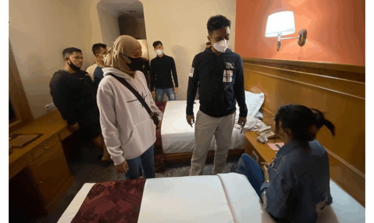 PERDAGANGAN MANUSIA— Jajaran Satreskrim Polres Bukittinggi menggerebek prostitusi yang melibatkan anak di bawah umur. Sementara, dalam kasus ini, mucikari berinisial GA ditangkap.