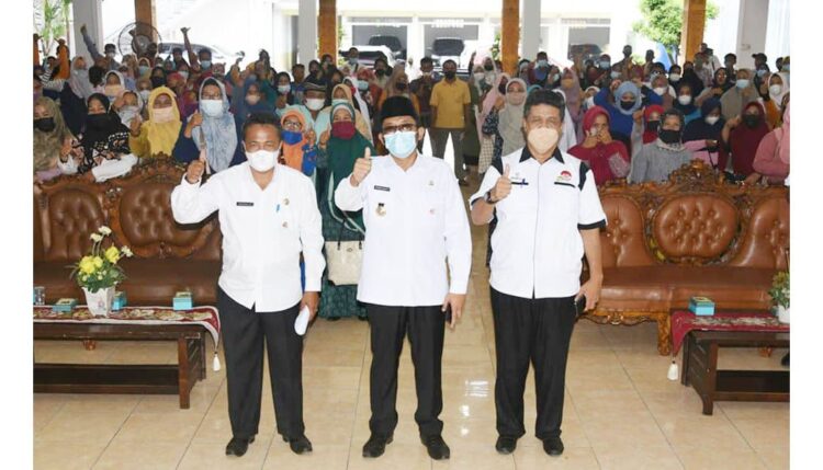 98 Rumah tak Layak Huni di Kota Padang bakal Direhab 1 FOTO BERSAMA— Wako Hendri Septa bersama Kepala Dinsos Afriadi berfoto bersama dengan puluhan warga yang rumahnya akan direhab, di Palanta Rumah Dinas Wali Kota.