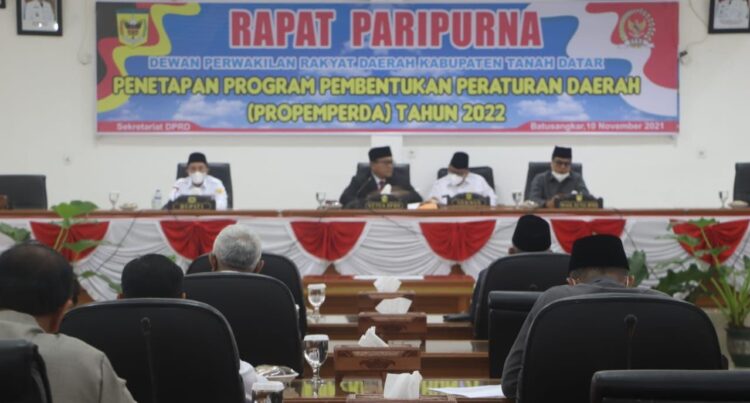 SIDANG—Terlihat suasana sidang paripurna DPRD Tanahdatar tentang penetapan propemperda tahun 2022.