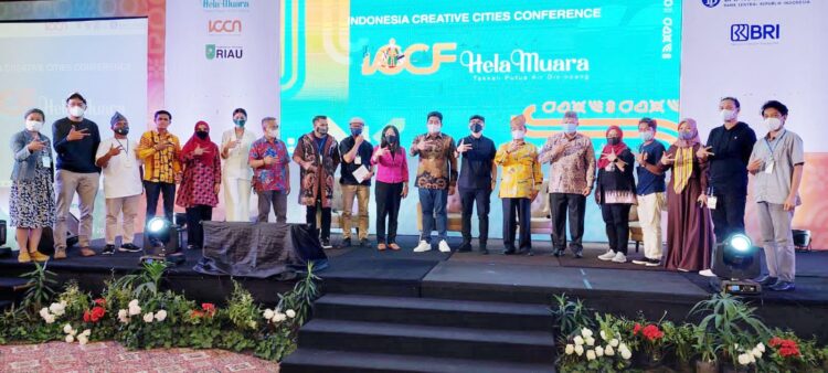 Dapat Menarik Investor, Wako Solok Sebut Ada 9 Sub Ekonomi Kreatif sudah Dikembangkan 1 HADIRI ICCC— Wali Kota Solok Zul Elfian menghadiri kegiatan Indonesia Creative Cities Conference (ICCC) di Provinsi Riau, akhir pekan lalu.
