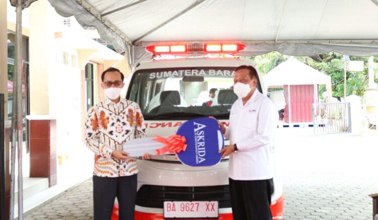 SERAHKAN—Komisaris Utama PT. Asuransi Bangun Askrida, Efa Yonnedi serahkan kunci Ambulans.