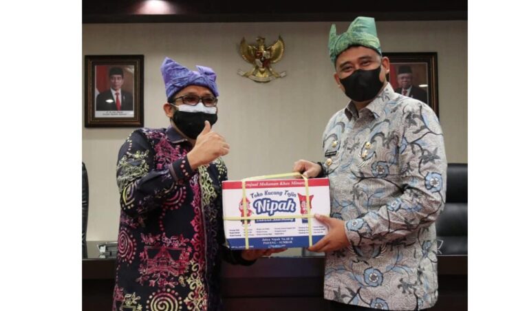 Hendri Septa Tertarik dengan Penataan Heritage ala Menantu Presiden 1 SERAHKAN OLEH-OLEH— Wako Padang Hendri Septa menyerahkan oleh-oleh untuk Wali Kota Medan Bobby Nasution, usai pertemuan di Balaikota Medan, Kamis (18/11).