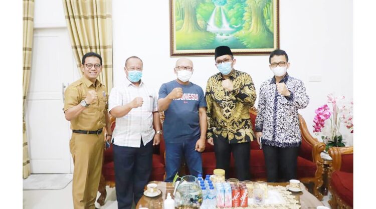 SILATURAHMI— Wali Kota Padang Hendri  Septa melakukan silaturahmi dengan Kajati Sumbar Anwarudin Sulistyono, di Rumah Dinas Kajati, Senin malam (1/11).
