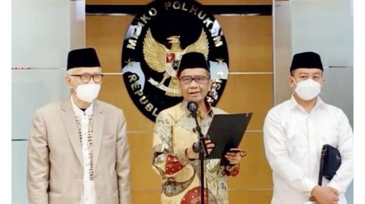 Menko Polhukam Mahfud MD dan Ketum MUI Miftachul Akhyar membahas berbagai isu, an¬tara lain, soal penangkapan tiga terduga teroris di Bekasi, yang salah satunya merupakan pengurus MUI yang kini sudah dinonaktifkan. Mahfud MD menyatakan bahwa tidak ada hubungan antara ketiga terduga teroris itu dengan MUI.