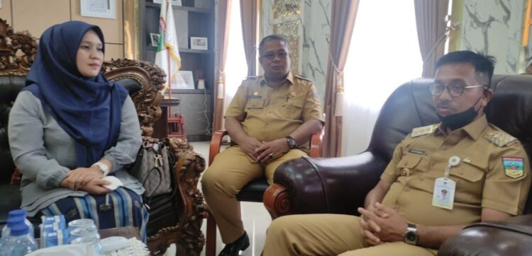 DIALOG— Bupati Solok Selatan Khairunas didampingi Wakil Bupati Yulian Efi dan Atasan PPID Utama sekaligus Sekda Kabupaten Solok Selatan Symasurizaldi dialog di ruang kerja bupati.