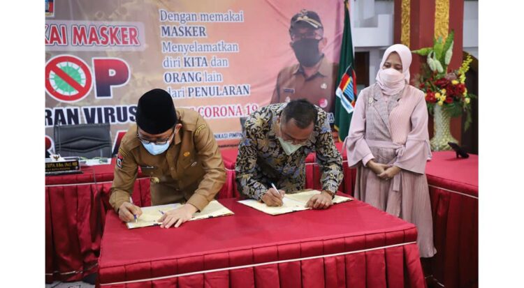 TEKEN MOU— Wali Kota Padang Hendri Septa bersama dengan Ketua Yayasan Amal Bakti Mukmin Padang Ismail Gusman, melakukan penandatanganan MoU dengan STMIK Indonesia Padang, Senin (15/11) di kediaman Rumah Dinas Wali Kota.