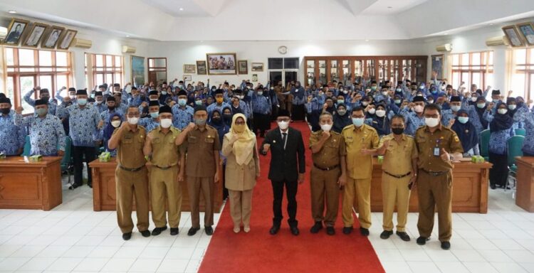 FOTO BERSMA—Usai menerimka SK, ASN foto bersama.